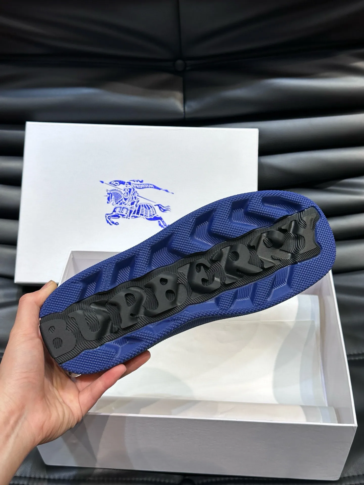 Factory price: 500💰Burberry Box series👫Thick-soled casual sports shoes for couples, cool sneakers and bread shoes, purchased and developed from the original version, the top version of the Box series sports shoes, made of original plaid/knitted fabric, embellished with embossed Equestrian Knight logo (EKD). Made of mesh lining, the laces are decorated with metal coils, the rubber sole is decorated with the Burberry letter logo, and the original molded 3.5CM two-color T men's shoe 💰U outsole! Code number: 35-45 (35-45 customized)